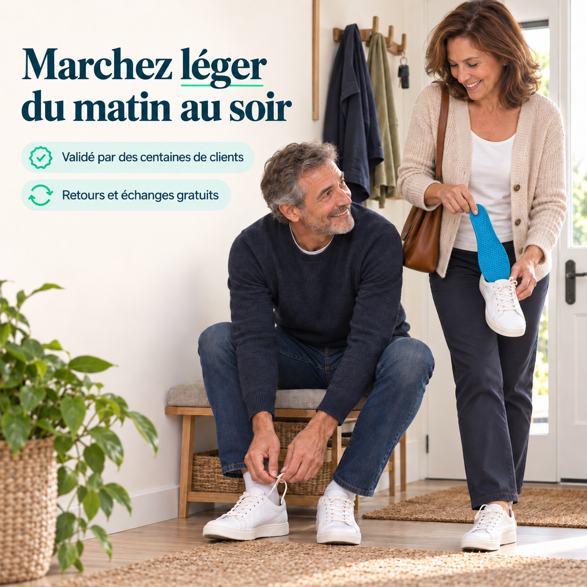 Un couple d’une cinquantaine d’années se chausse dans l’entrée, elle tient une semelle ActivFeet et sa basket